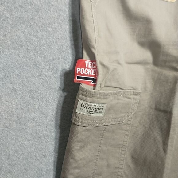 Men's SZ 44 Wrangler Cargo Shorts w/ Stretch Khaki Relaxed Fit Tech Pocket. - Picture 3 of 6